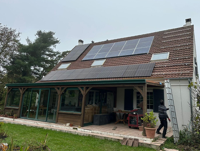 Installation de panneaux solaires sur toiture de maison
