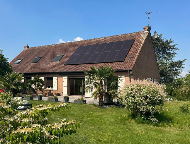 Panneaux photovoltaïques sur toiture résidentielle dans l’Oise